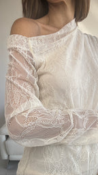 Camiseta encaje cuello caído