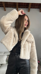 Chaqueta de pelo crop top