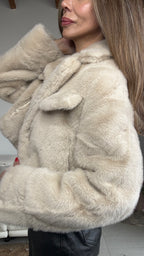 Chaqueta de pelo crop top