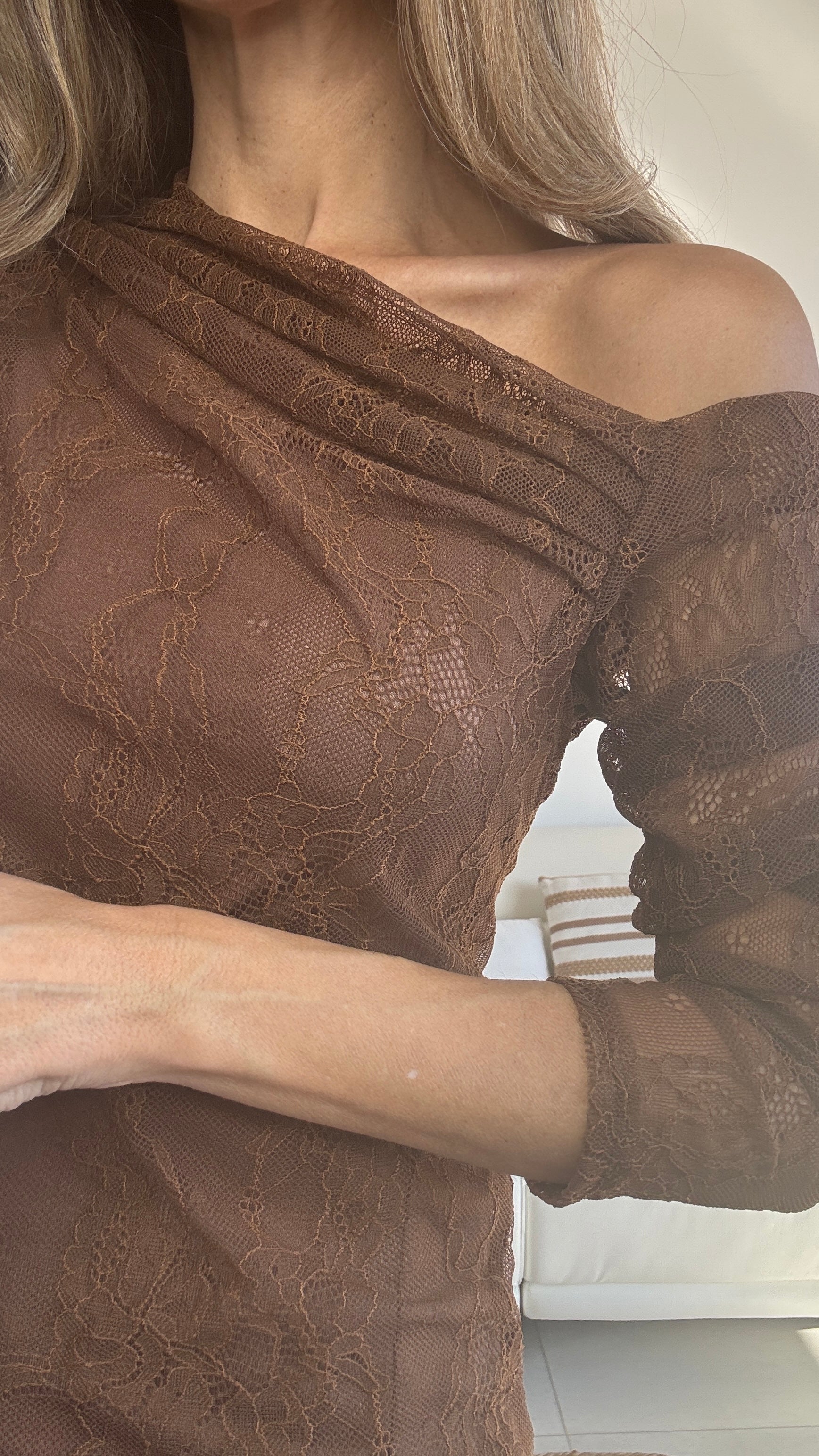 Camiseta encaje cuello caído