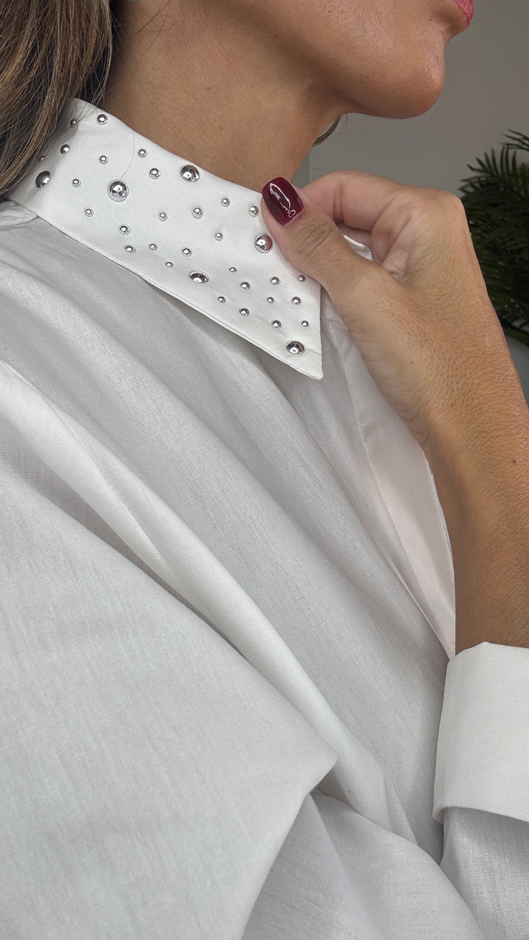 Camisa blanca tachuelas