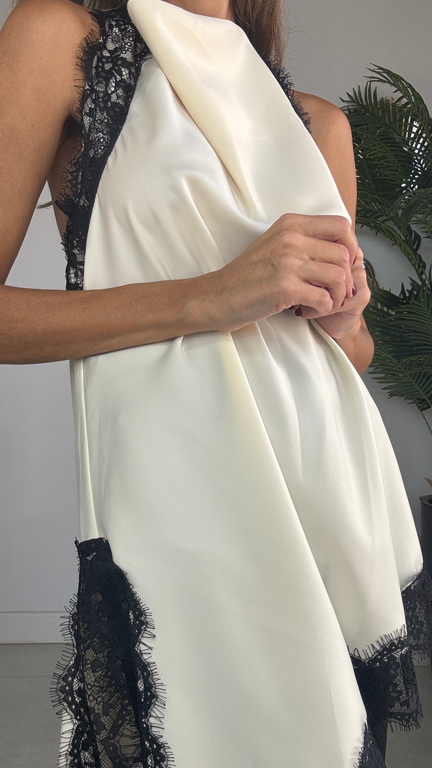 Top lencero con encaje  asimétrico