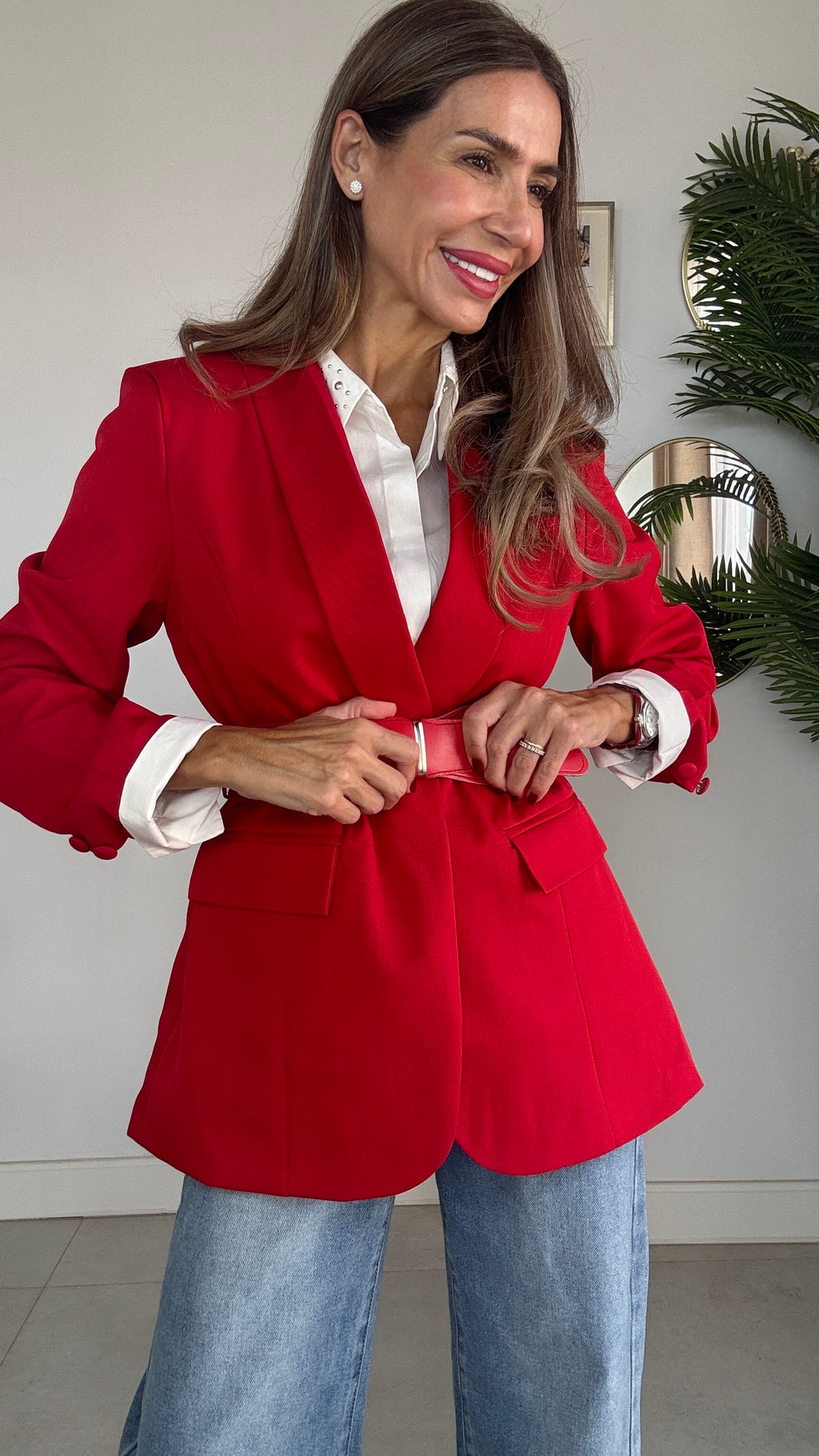 Chaqueta con cinturón roja