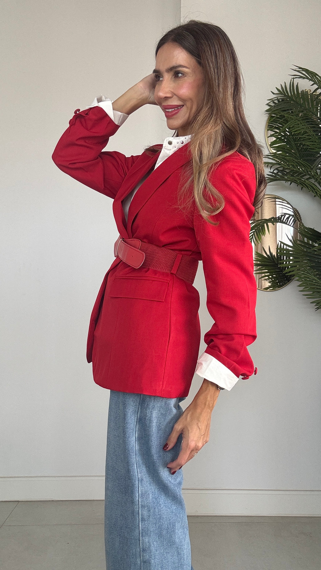 Chaqueta con cinturón roja