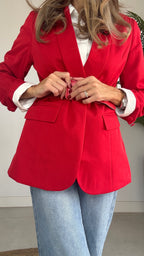 Chaqueta con cinturón roja