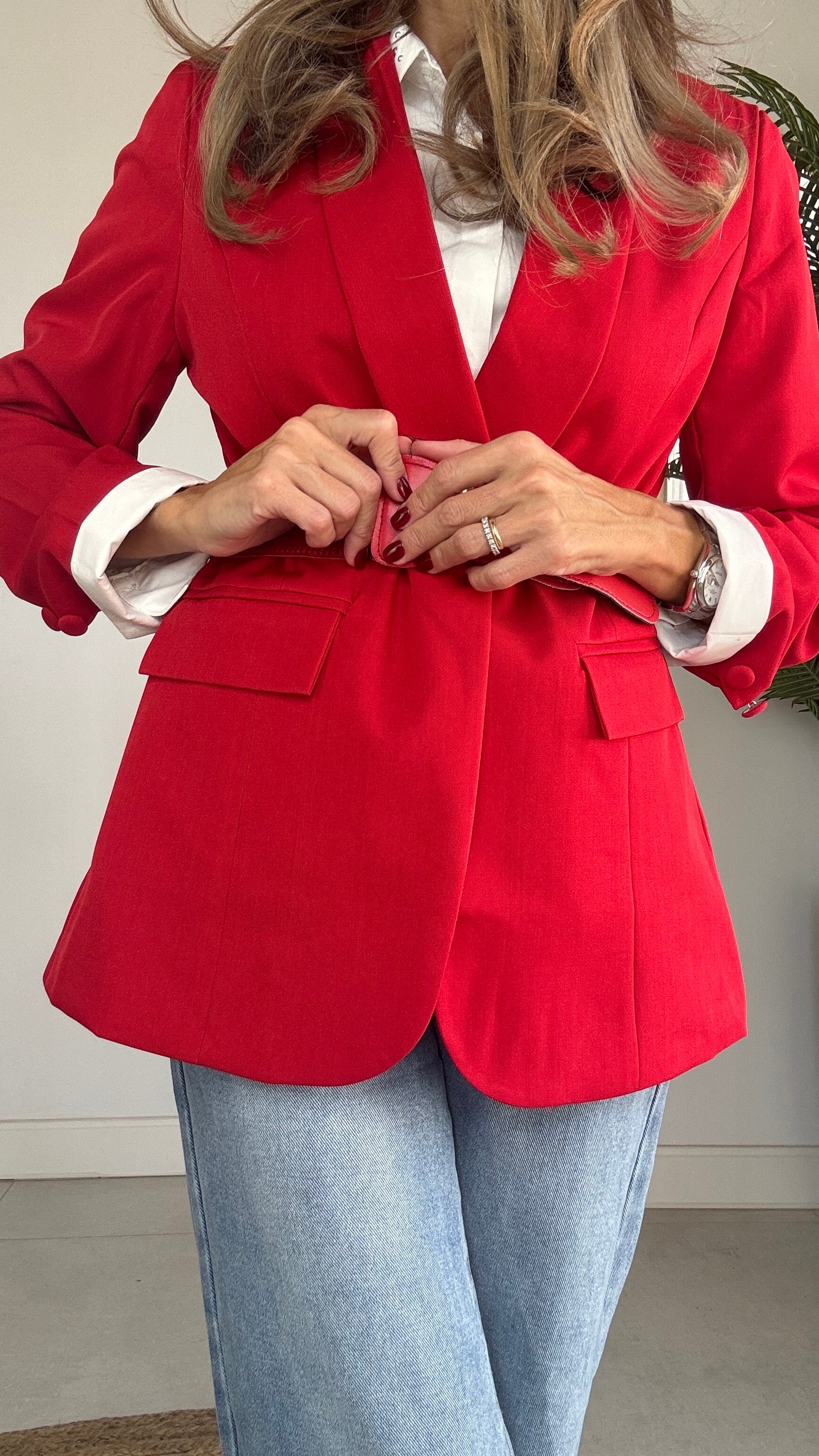 Chaqueta con cinturón roja