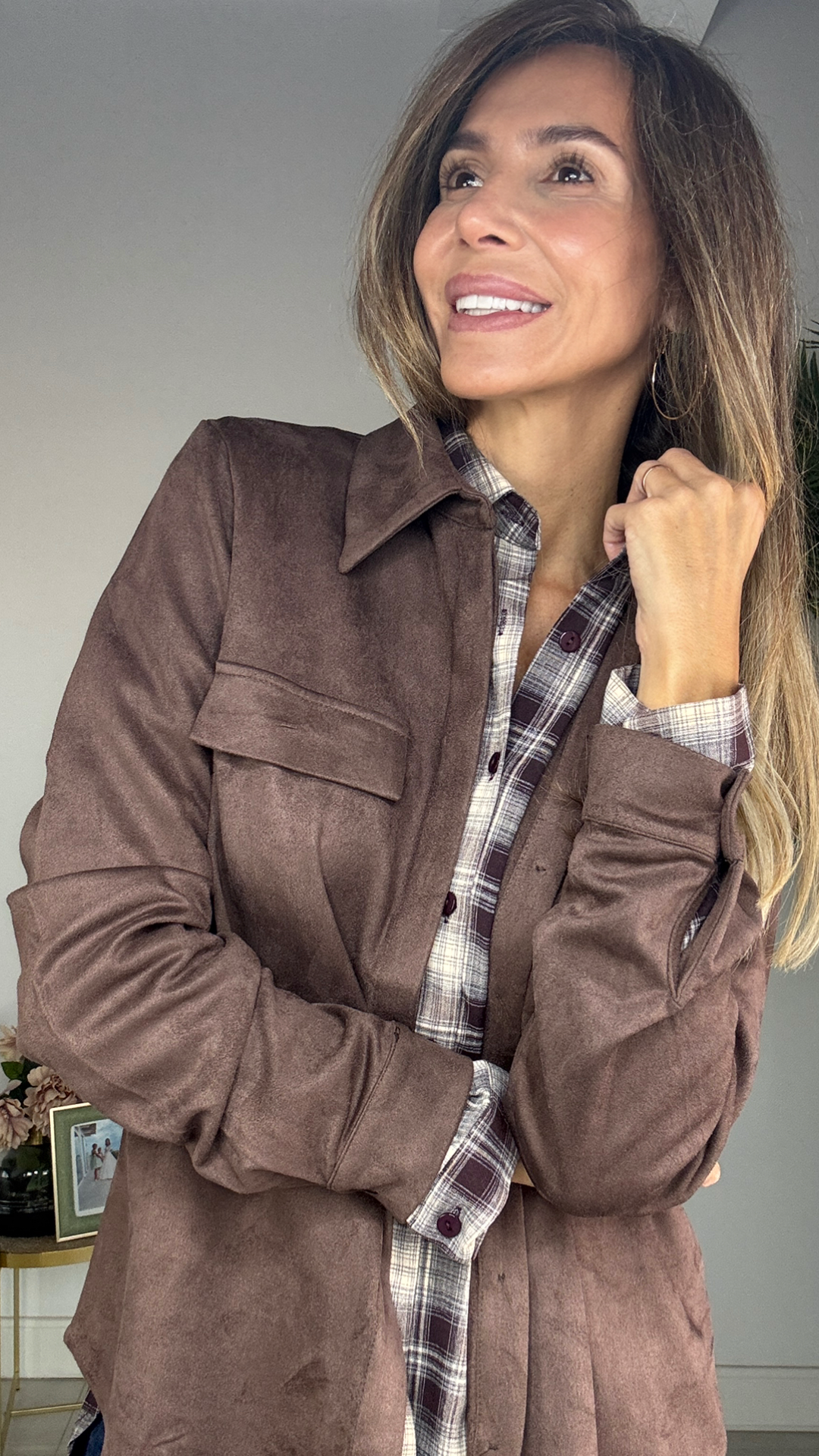 Camisa/sobre camisa Antelina color marrón.