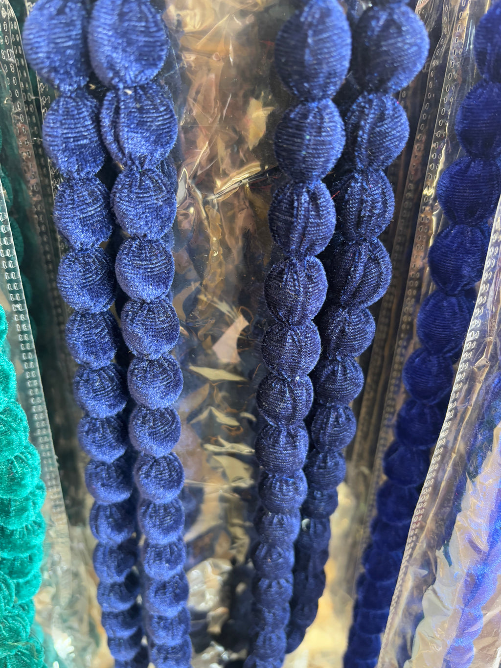 Collares bolitas terciopelo