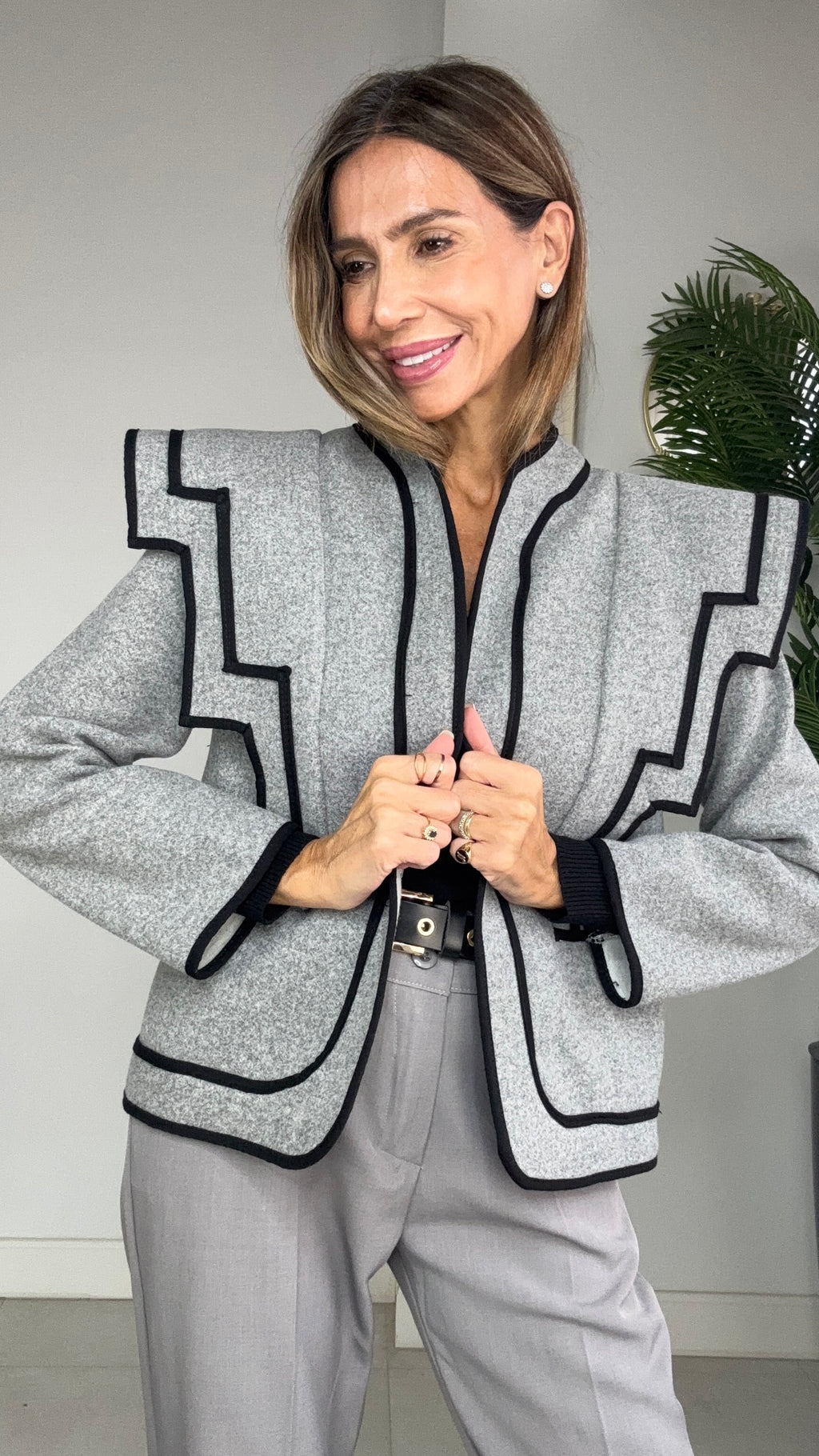 Chaqueta Gris Detalles Negro