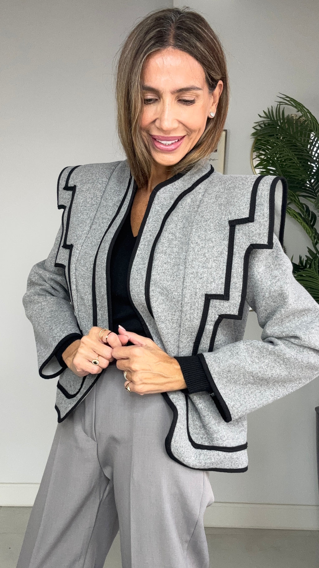 Chaqueta Gris Detalles Negro